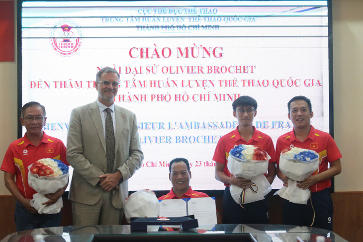 Đại sứ Pháp trao thư chúc mừng Lê Văn Công vì giành HCĐ Paralympic - Ảnh 1.