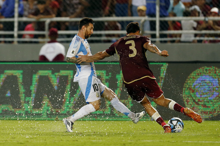 Messi đổ lỗi cho mặt sân khiến Argentina bị cầm - Ảnh 2.